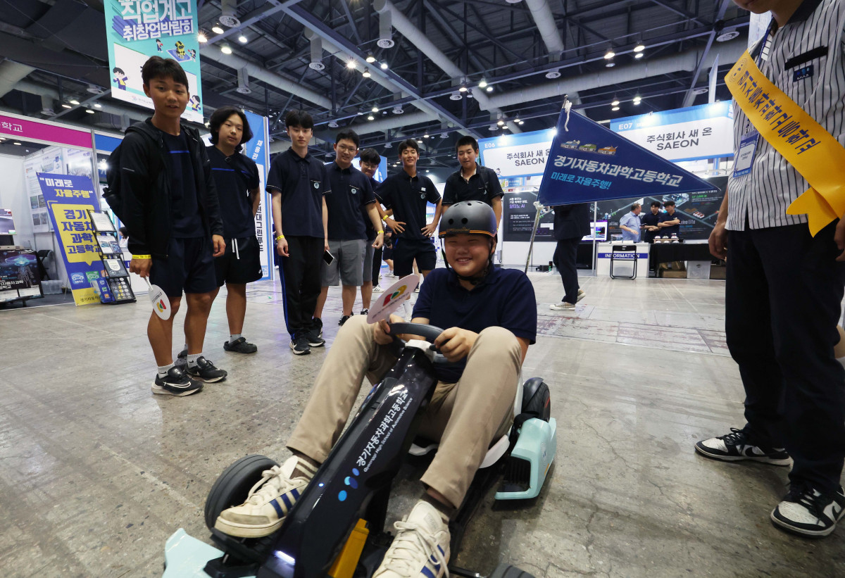 ▲2일 경기 고양시 킨텍스에서 열린 ‘2025 경기도교육청 직업계고 취창업박람회’에서 참가 학생들이 전동카트 체험을 하고 있다. 3일까지 진행되는 이번 박람회는 전국 최대 규모의 직업계 고교 채용 행사로 채용관, 창업관, 정책관, 특별관, 학교 홍보관, 취업 토탈 솔루션존 등으로 구성됐다. 도내 107개 직업계고 재학생, 학부모, 직업교육 관계자 등 1만여 명이 참석해 채용 면접, 산학연계 교육과정 정책사업을 위한 기업 발굴 및 연계 등이 이뤄진다. 신태현 기자 holjjak@