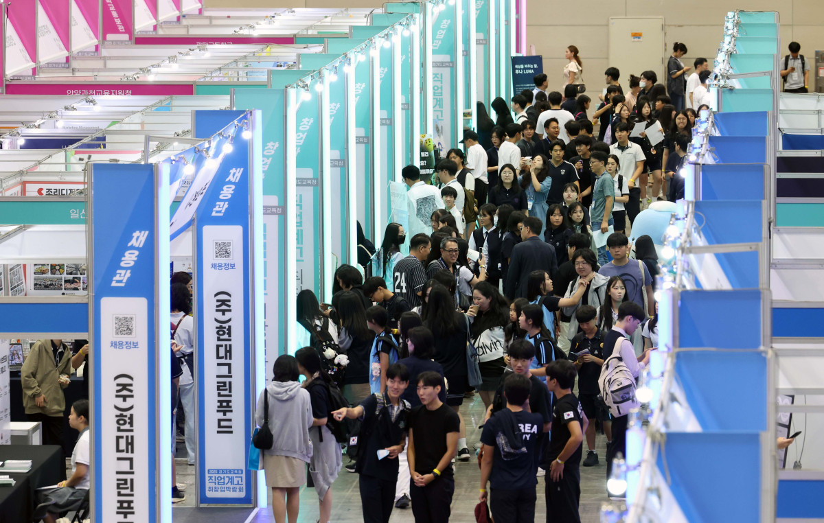 ▲2일 경기 고양시 킨텍스에서 열린 ‘2025 경기도교육청 직업계고 취창업박람회’ 행사장이 참석자들로 붐비고 있다. 3일까지 진행되는 이번 박람회는 전국 최대 규모의 직업계 고교 채용 행사로 채용관, 창업관, 정책관, 특별관, 학교 홍보관, 취업 토탈 솔루션존 등으로 구성됐다. 도내 107개 직업계고 재학생, 학부모, 직업교육 관계자 등 1만여 명이 참석해 채용 면접, 산학연계 교육과정 정책사업을 위한 기업 발굴 및 연계 등이 이뤄진다. 신태현 기자 holjjak@