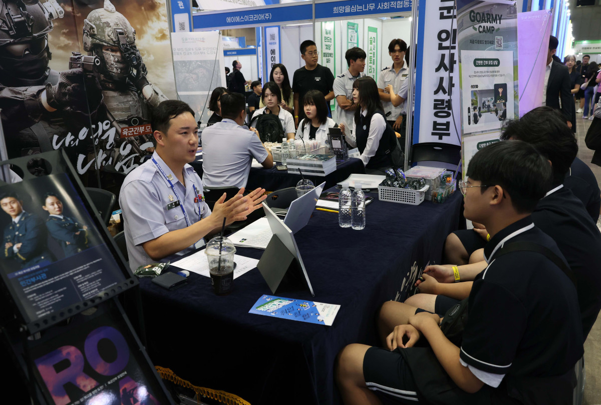 ▲2일 경기 고양시 킨텍스에서 열린 ‘2025 경기도교육청 직업계고 취창업박람회’에서 참가 학생들이 육군 부스에서 간부지원 상담을 받고 있다. 3일까지 진행되는 이번 박람회는 전국 최대 규모의 직업계 고교 채용 행사로 채용관, 창업관, 정책관, 특별관, 학교 홍보관, 취업 토탈 솔루션존 등으로 구성됐다. 도내 107개 직업계고 재학생, 학부모, 직업교육 관계자 등 1만여 명이 참석해 채용 면접, 산학연계 교육과정 정책사업을 위한 기업 발굴 및 연계 등이 이뤄진다. 신태현 기자 holjjak@