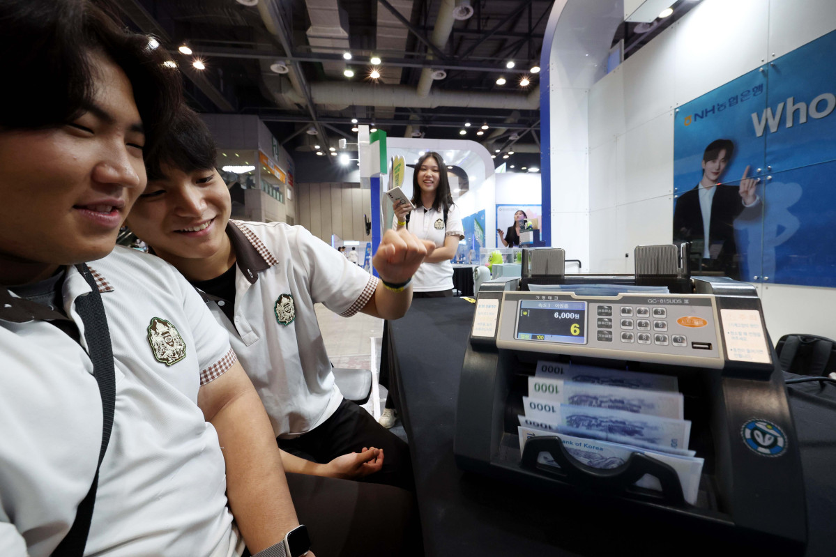 ▲2일 경기 고양시 킨텍스에서 열린 ‘2025 경기도교육청 직업계고 취창업박람회’ 농협은행 부스에서 참가 학생들이 은행원 체험을 하고있다. 3일까지 진행되는 이번 박람회는 전국 최대 규모의 직업계 고교 채용 행사로 채용관, 창업관, 정책관, 특별관, 학교 홍보관, 취업 토탈 솔루션존 등으로 구성됐다. 도내 107개 직업계고 재학생, 학부모, 직업교육 관계자 등 1만여 명이 참석해 채용 면접, 산학연계 교육과정 정책사업을 위한 기업 발굴 및 연계 등이 이뤄진다. 신태현 기자 holjjak@