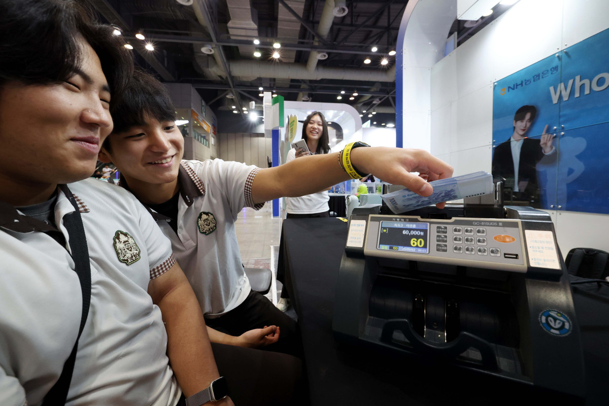 ▲2일 경기 고양시 킨텍스에서 열린 ‘2025 경기도교육청 직업계고 취창업박람회’ 농협은행 부스에서 참가 학생들이 은행원 체험을 하고있다. 3일까지 진행되는 이번 박람회는 전국 최대 규모의 직업계 고교 채용 행사로 채용관, 창업관, 정책관, 특별관, 학교 홍보관, 취업 토탈 솔루션존 등으로 구성됐다. 도내 107개 직업계고 재학생, 학부모, 직업교육 관계자 등 1만여 명이 참석해 채용 면접, 산학연계 교육과정 정책사업을 위한 기업 발굴 및 연계 등이 이뤄진다. 신태현 기자 holjjak@