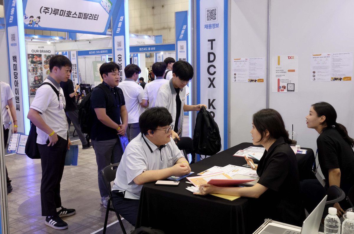 ▲2일 경기 고양시 킨텍스에서 열린 ‘2025 경기도교육청 직업계고 취창업박람회’에서 참가 학생들이 채용상담을 받고 있다. 3일까지 진행되는 이번 박람회는 전국 최대 규모의 직업계 고교 채용 행사로 채용관, 창업관, 정책관, 특별관, 학교 홍보관, 취업 토탈 솔루션존 등으로 구성됐다. 도내 107개 직업계고 재학생, 학부모, 직업교육 관계자 등 1만여 명이 참석해 채용 면접, 산학연계 교육과정 정책사업을 위한 기업 발굴 및 연계 등이 이뤄진다. 신태현 기자 holjjak@
