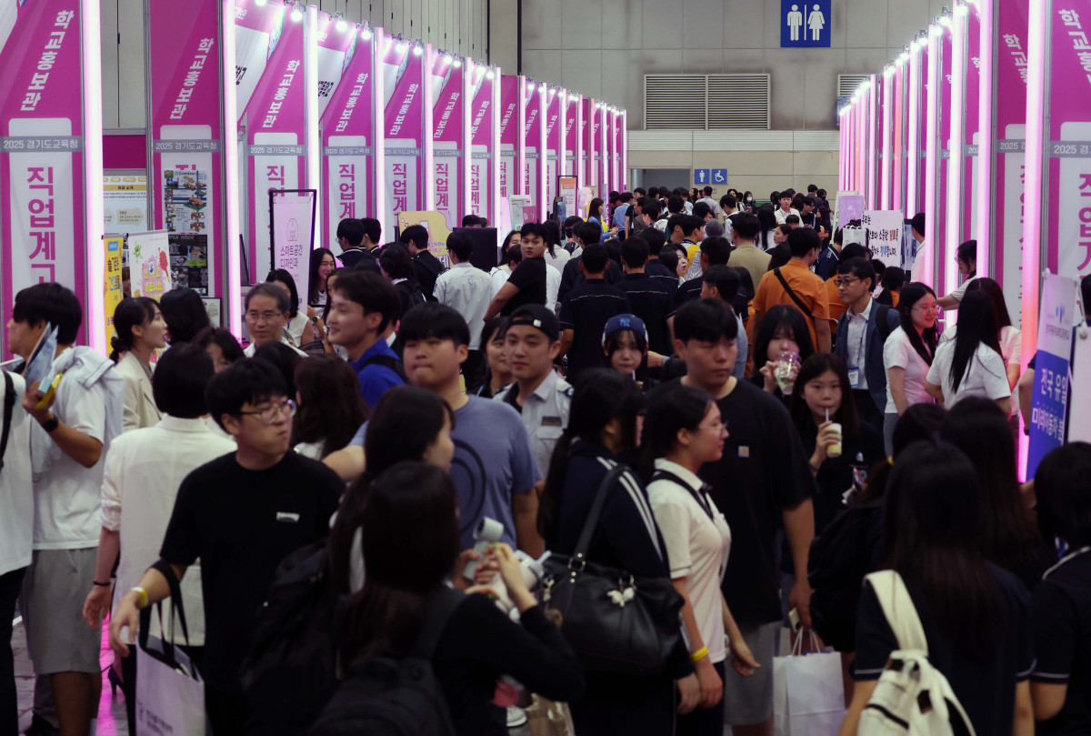 ▲2일 경기 고양시 킨텍스에서 열린 ‘2025 경기도교육청 직업계고 취창업박람회’ 행사장이 참석자들로 붐비고 있다. 3일까지 진행되는 이번 박람회는 전국 최대 규모의 직업계 고교 채용 행사로 채용관, 창업관, 정책관, 특별관, 학교 홍보관, 취업 토탈 솔루션존 등으로 구성됐다. 도내 107개 직업계고 재학생, 학부모, 직업교육 관계자 등 1만여 명이 참석해 채용 면접, 산학연계 교육과정 정책사업을 위한 기업 발굴 및 연계 등이 이뤄진다. 신태현 기자 holjjak@