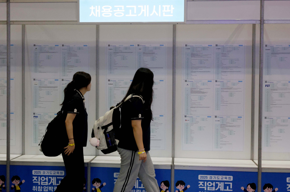 ▲2일 경기 고양시 킨텍스에서 열린 ‘2025 경기도교육청 직업계고 취창업박람회’에서 참가 학생들이 채용공고게시판을 살펴보고 있다. 3일까지 진행되는 이번 박람회는 전국 최대 규모의 직업계 고교 채용 행사로 채용관, 창업관, 정책관, 특별관, 학교 홍보관, 취업 토탈 솔루션존 등으로 구성됐다. 도내 107개 직업계고 재학생, 학부모, 직업교육 관계자 등 1만여 명이 참석해 채용 면접, 산학연계 교육과정 정책사업을 위한 기업 발굴 및 연계 등이 이뤄진다. 신태현 기자 holjjak@