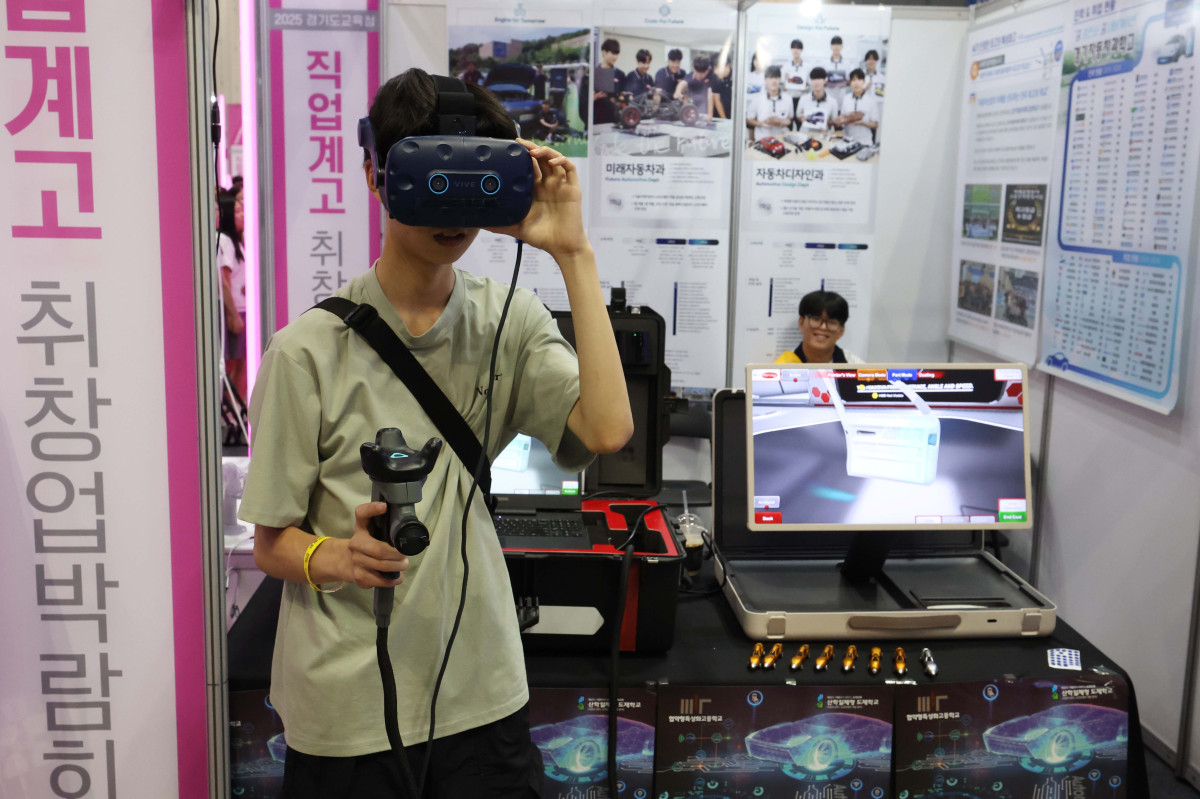 ▲2일 경기 고양시 킨텍스에서 열린 ‘2025 경기도교육청 직업계고 취창업박람회’에서 참가 학생이 VR을 활용한 자동차 도장 체험을 하고 있다. 3일까지 진행되는 이번 박람회는 전국 최대 규모의 직업계 고교 채용 행사로 채용관, 창업관, 정책관, 특별관, 학교 홍보관, 취업 토탈 솔루션존 등으로 구성됐다. 도내 107개 직업계고 재학생, 학부모, 직업교육 관계자 등 1만여 명이 참석해 채용 면접, 산학연계 교육과정 정책사업을 위한 기업 발굴 및 연계 등이 이뤄진다. 신태현 기자 holjjak@