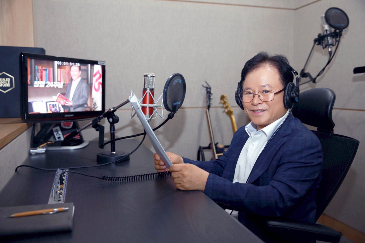 ▲NS홈쇼핑이 업계 최초로 대표이사 음성 기반 인공지능(AI) 커스텀 보이스 방송에 적용한다고 2일 밝혔다. 조항목 대표이사가 AI 커스텀 보이스 제작을 위해 스튜디오에서 샘플링 녹음을 하고 있다. (사진제공=NS홈쇼핑)