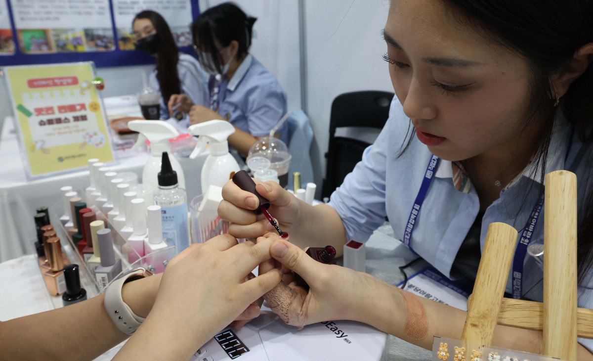 ▲2일 경기 고양시 킨텍스에서 열린 ‘2025 경기도교육청 직업계고 취창업박람회’에서 참가 학생이 네일아트 시연을 하고있다. 3일까지 진행되는 이번 박람회는 전국 최대 규모의 직업계 고교 채용 행사로 채용관, 창업관, 정책관, 특별관, 학교 홍보관, 취업 토탈 솔루션존 등으로 구성됐다. 도내 107개 직업계고 재학생, 학부모, 직업교육 관계자 등 1만여 명이 참석해 채용 면접, 산학연계 교육과정 정책사업을 위한 기업 발굴 및 연계 등이 이뤄진다. 신태현 기자 holjjak@