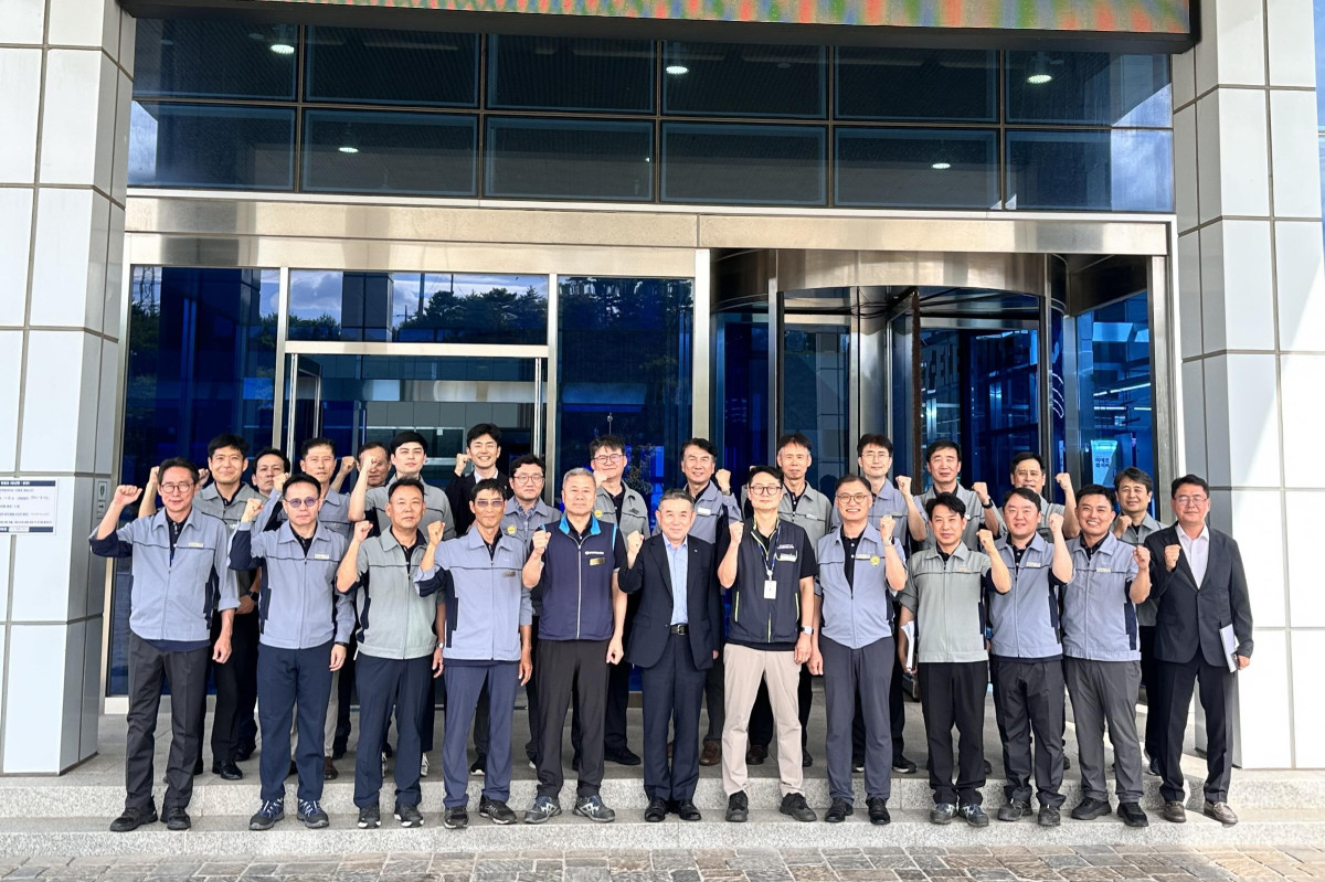 ▲김준동 한국남부발전사장(아래 사진, 앞줄 왼쪽에서 여섯 번째)이 1일 삼척빛드림본부를 찾아, 발전설비 가동 상태와 전력수급 비상상황실 운영 현황을 점검했다. (사진제공=한국남부발전)