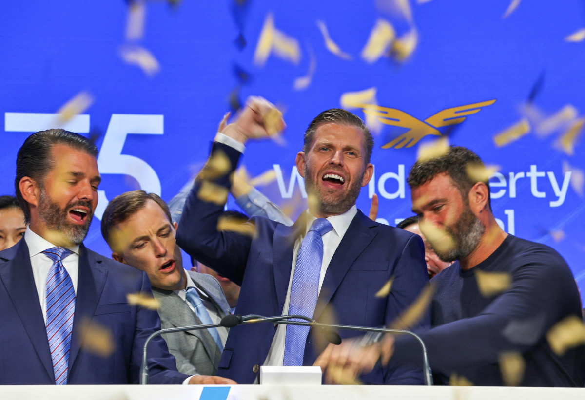 ▲뉴욕 NASDAQ에서 WLFI와 ALT5 Sigma의 15억 달러 규모 파트너십을 기념하는 에릭 트럼프와 WLFI 경영진 (AFP/연합뉴스)