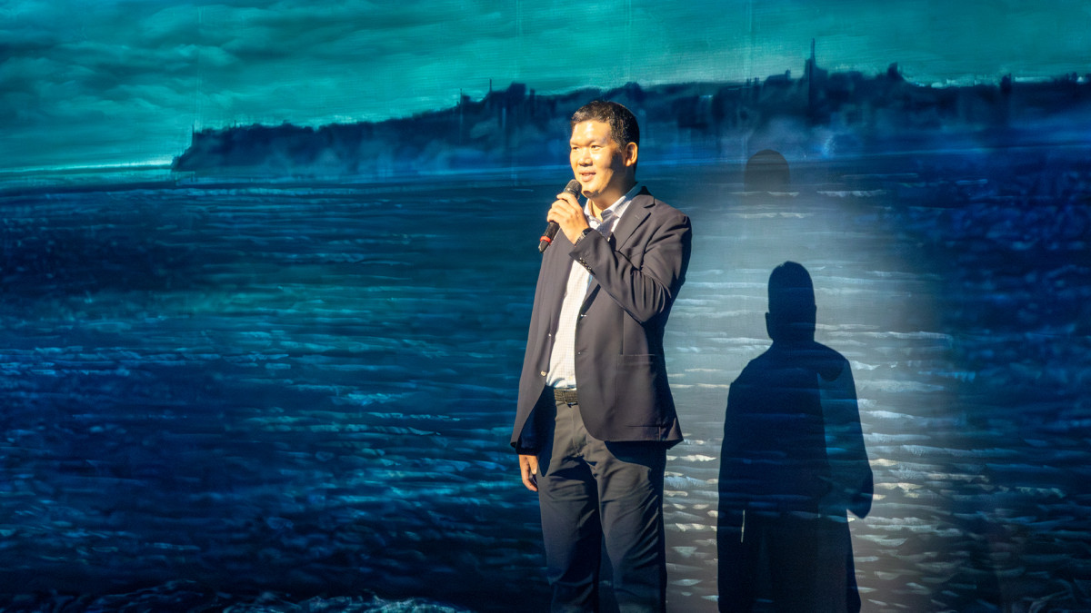 ▲관람에 앞서 공연장을 찾은 직원 및 가족들에게 감사의 인사를 전하는 허윤홍 GS건설 대표. (사진제공=GS건설)