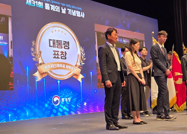 ▲최인수 대표(왼쪽 첫 번째) (마크로밀 엠브레인 제공)