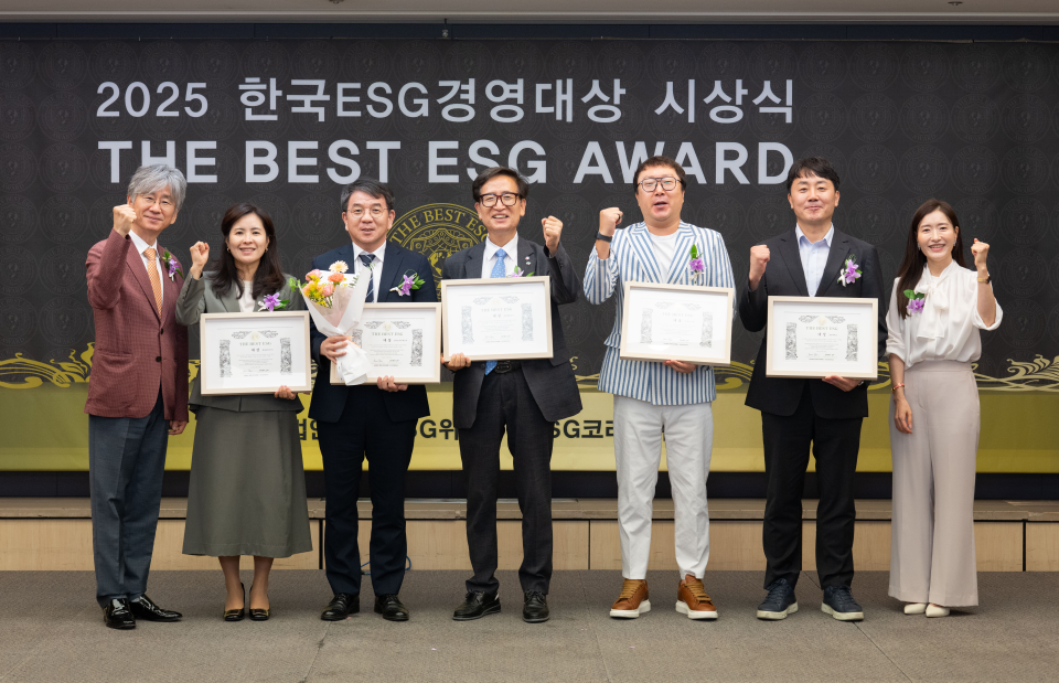 ▲윤여원 콜바비앤에이치 대표(왼쪽 두번째)가 지난달 29일 서울 한국프레스센터에서 열린 2025 한국ESG경영대상 시상식에서 중견기업 부문 대상 수상 후 기념촬영을 하고 있다. (사진제공=콜바비앤에이치)