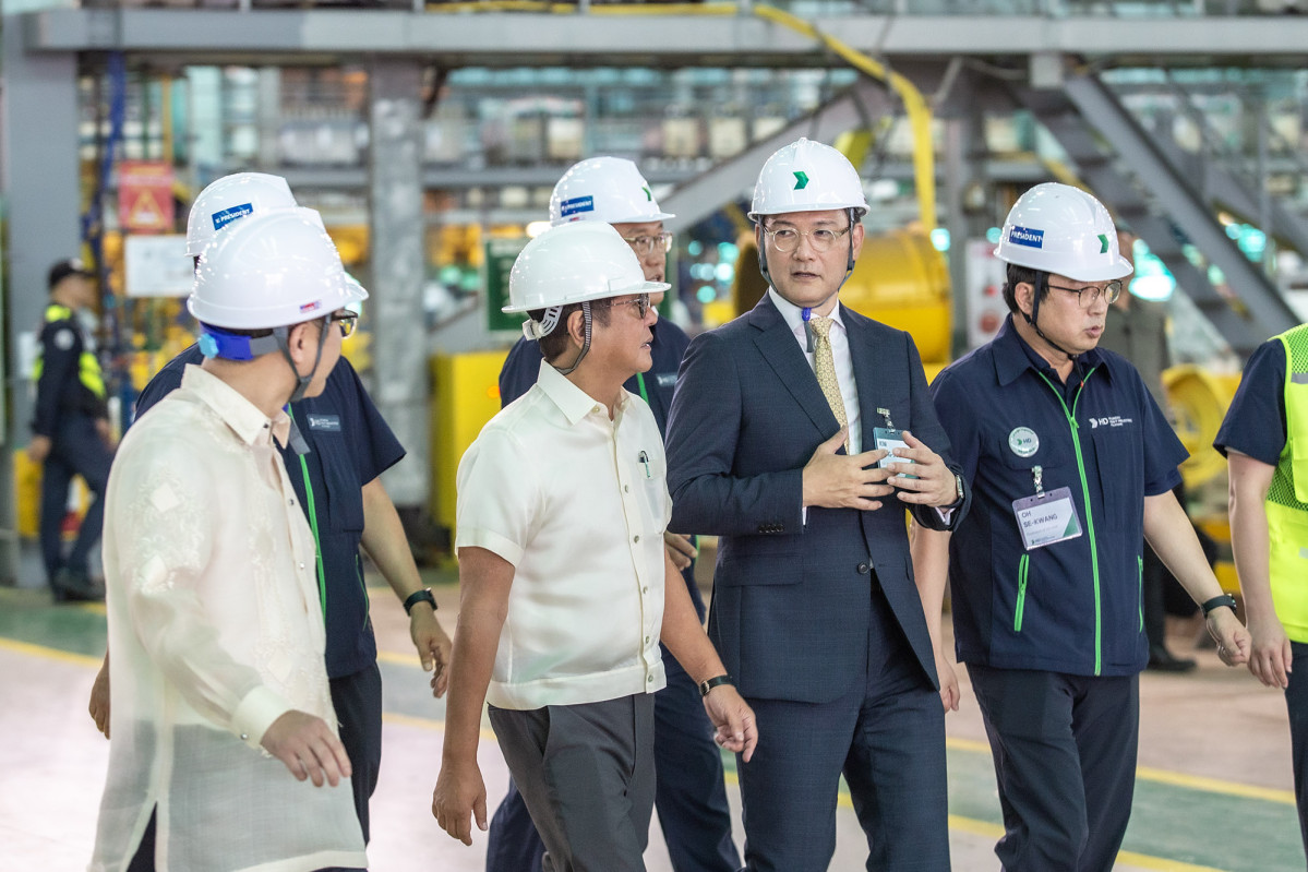 ▲페르디난드 마르코스 주니어 필리핀 대통령(왼쪽 두 번째)과 김성준 HD한국조선해양 대표가 HD현대필리핀조선소(왼쪽 세 번째)를 둘러보며 환담을 나누고 있다. (사진= 필리핀 대통령실)