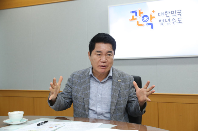 ▲박준희 관악구청장이 관악구청 구청장 집무실에서 이투데이와 인터뷰에 답변하고 있다.  (사진제공=관악구)