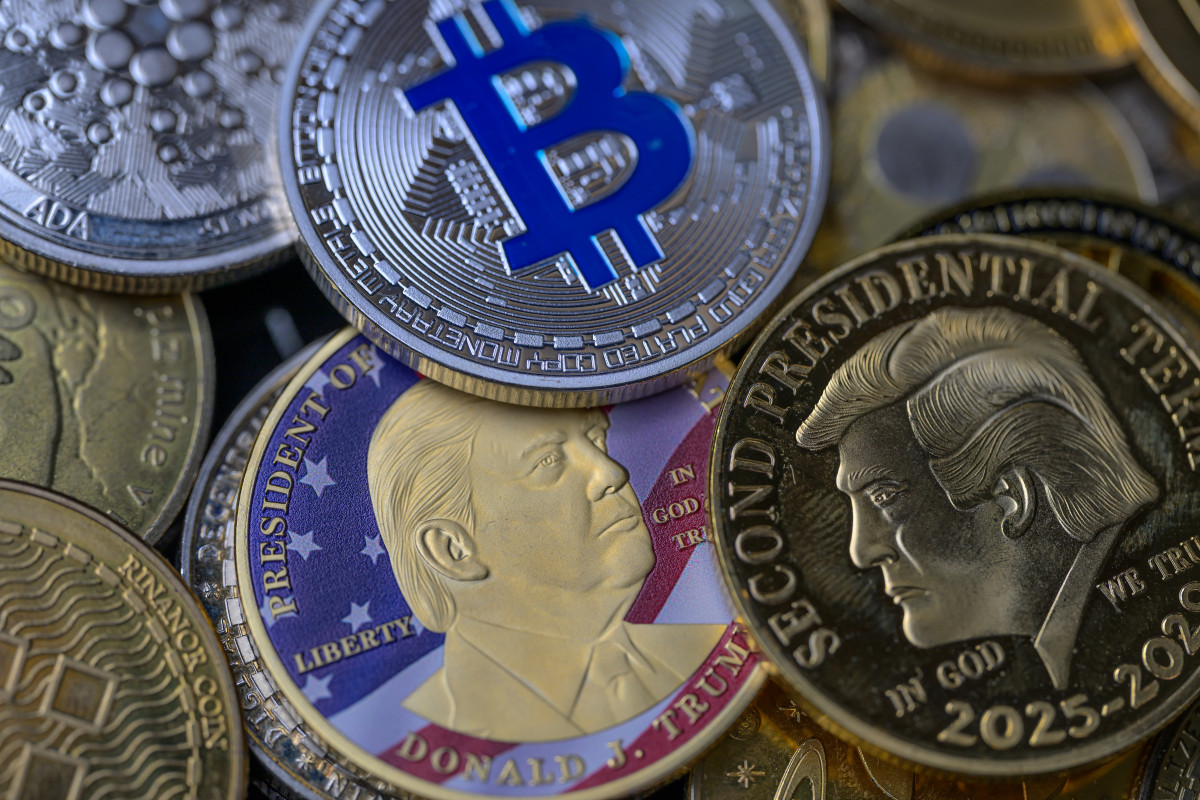 ▲도널드 트럼프 밈코인이 비트코인과 여러 다른 암호화폐와 함께 놓여 있는 사진 일러스트 (게티이미지)