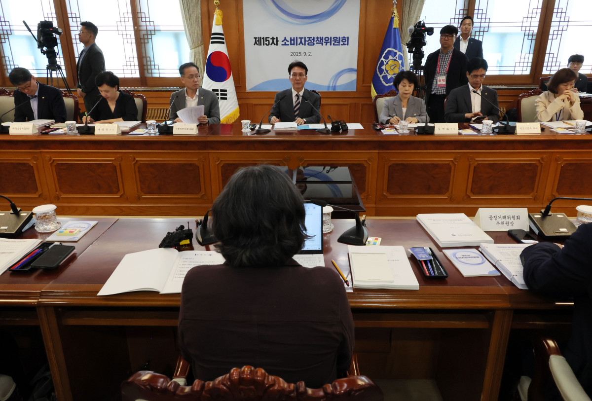 ▲김민석 국무총리가 2일 서울 종로구 정부서울청사에서 열린 제15차 소비자정책위원회에서 김성숙 민간위원장의 인사말을 경청하고 있다. (연합뉴스)