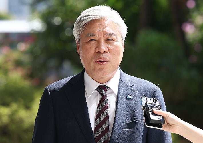 ▲조국혁신당 서왕진 원내대표가 2일 서울 서초구 서울고등검찰청에 마련된 내란특검 사무실로 향하며 취재진 질문에 답하고 있다.   (연합뉴스)