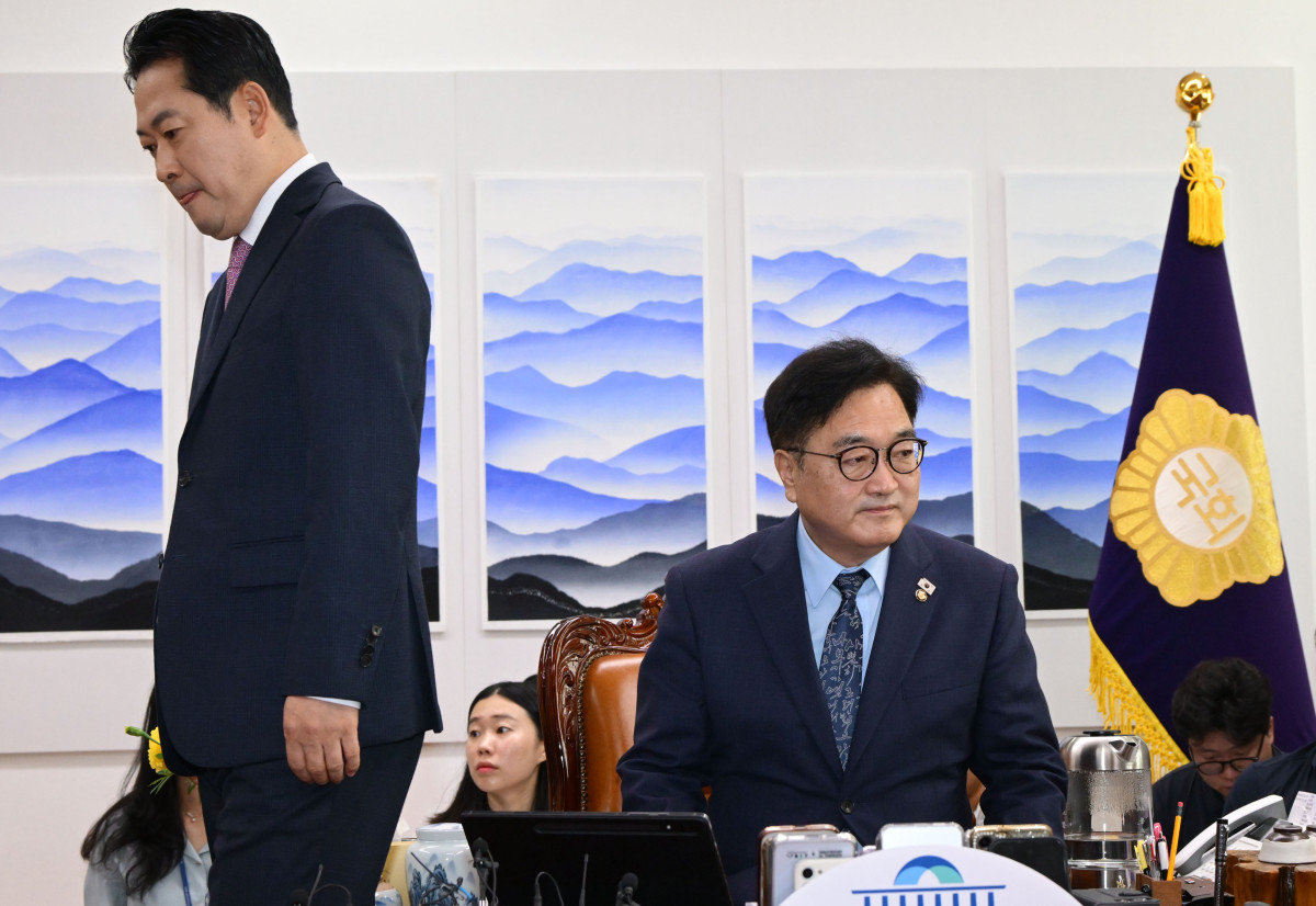 ▲장동혁 국민의힘 대표가 2일 서울 여의도 국회에서 우원식 국회의장을 예방해 기념촬영을 한 후 자리로 향하고 있다. (공동취재) 2025.09.02. (뉴시스)