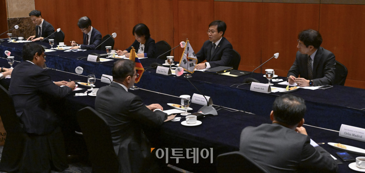 ▲여한구 산업통상자원부 통상교섭본부장이 2일 서울 중구 롯데호텔에서 열린 한-에콰도르 통상장관 면담에서 모두발언을 하고 있다. 조현호 기자 hyunho@