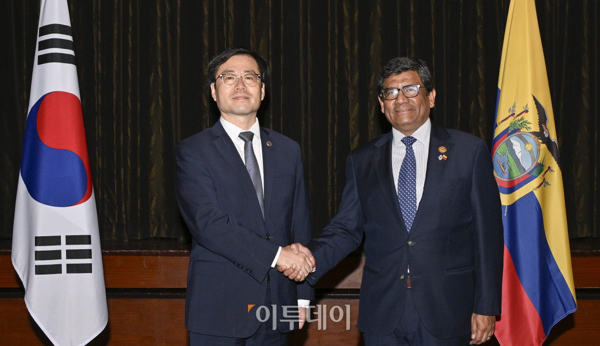 ▲여한구(왼쪽) 산업통상자원부 통상교섭본부장과 루이스 알베르토 하라미요 에콰도르 생산통상투자수산부 장관이 2일 서울 중구 롯데호텔에서 열린 한-에콰도르 통상장관 면담에 앞서 기념촬영을 하고 있다. 조현호 기자 hyunho@