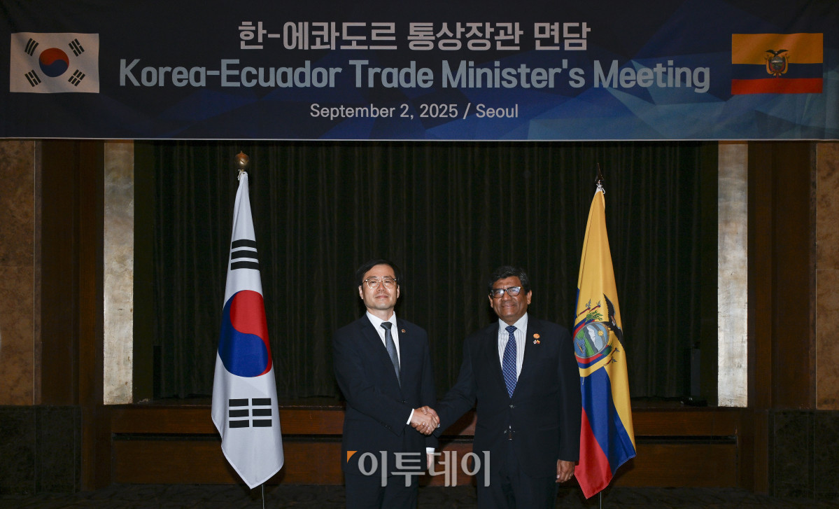 ▲여한구(왼쪽) 산업통상자원부 통상교섭본부장과 루이스 알베르토 하라미요 에콰도르 생산통상투자수산부 장관이 2일 서울 중구 롯데호텔에서 열린 한-에콰도르 통상장관 면담에 앞서 기념촬영을 하고 있다. 조현호 기자 hyunho@