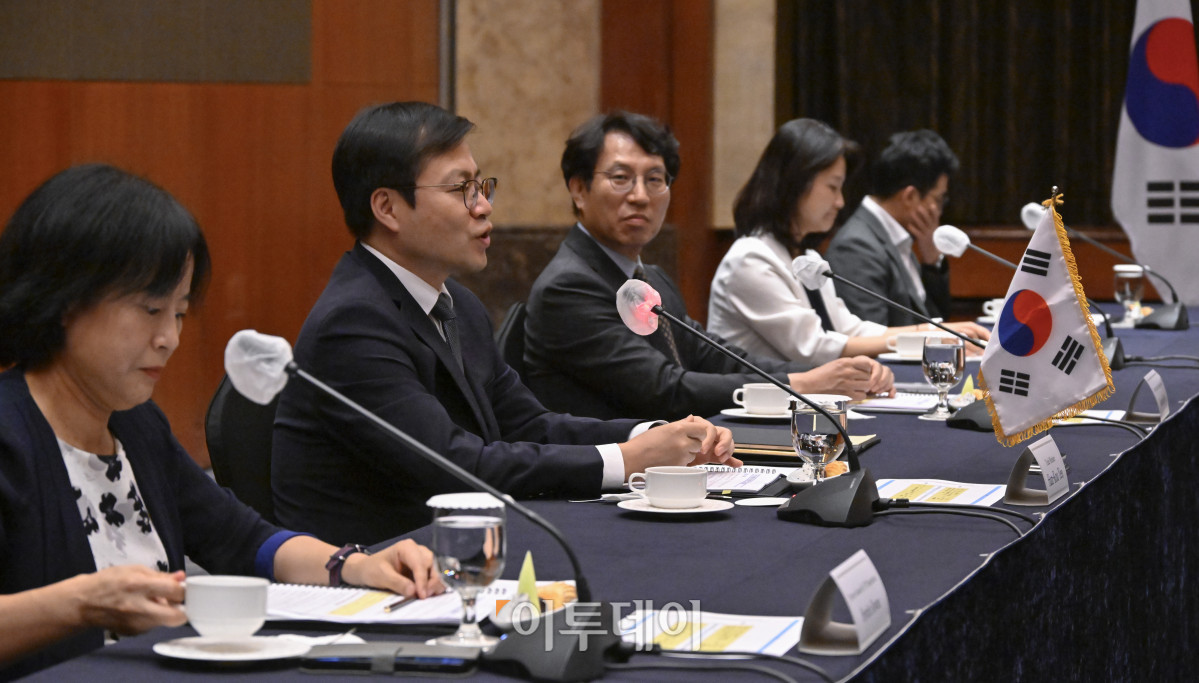 ▲여한구 산업통상자원부 통상교섭본부장이 2일 서울 중구 롯데호텔에서 열린 한-에콰도르 통상장관 면담에서 모두발언을 하고 있다. 조현호 기자 hyunho@