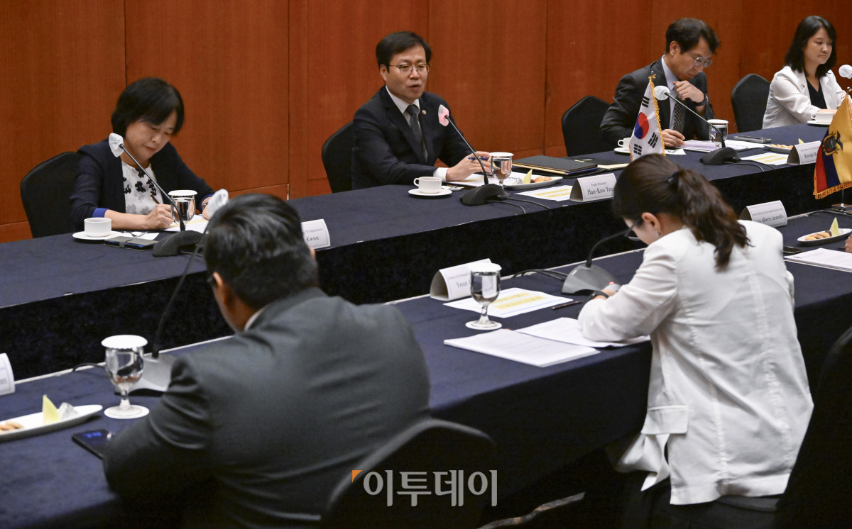 ▲여한구 산업통상자원부 통상교섭본부장이 2일 서울 중구 롯데호텔에서 열린 한-에콰도르 통상장관 면담에서 모두발언을 하고 있다. 조현호 기자 hyunho@