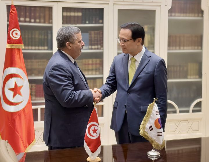 ▲임태희 교육감이 튀니지 교육부를 방문해 누레딘 알누리 교육부 장관과 업무협약(MOU)을 체결했다. (경기도교육청)