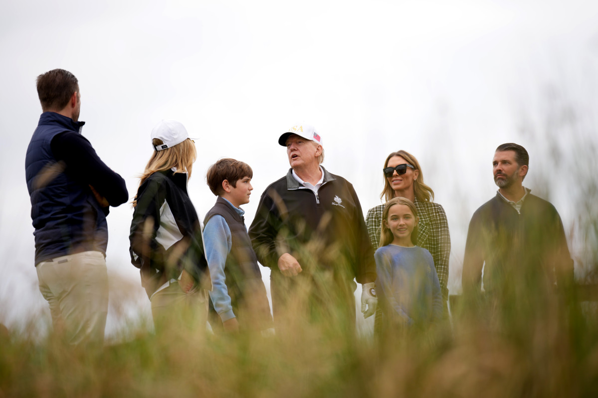 ▲트럼프 인터내셔널 골프 링크스의 새로운 18홀 골프 코스에 있는 도널드 트럼프 미국 대통령과 가족들 (게티이미지)