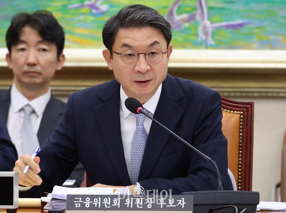 ▲이억원 금융위원장 후보자가 2일 서울 여의도 국회 정무위원회 전체회의에서 열린 인사청문회에서 의원 질의에 답하고 있다. 고이란 기자 photoeran@