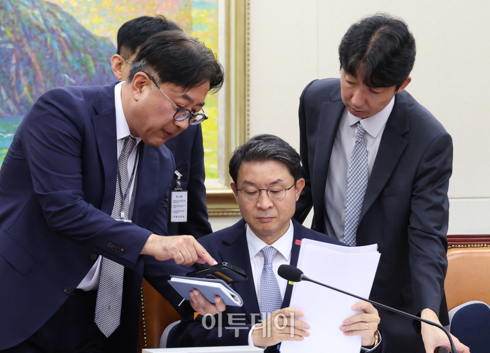 ▲이억원 금융위원장 후보자가 2일 서울 여의도 국회 정무위원회 전체회의에서 열린 인사청문회에서 자료를 살펴보고 있다. 고이란 기자 photoeran@