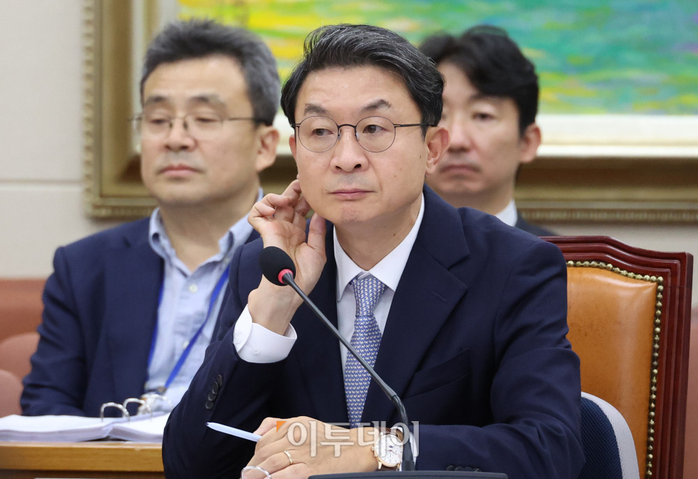 ▲이억원 금융위원장 후보자가 2일 서울 여의도 국회 정무위원회 전체회의에서 열린 인사청문회에 참석하고 있다. 고이란 기자 photoeran@