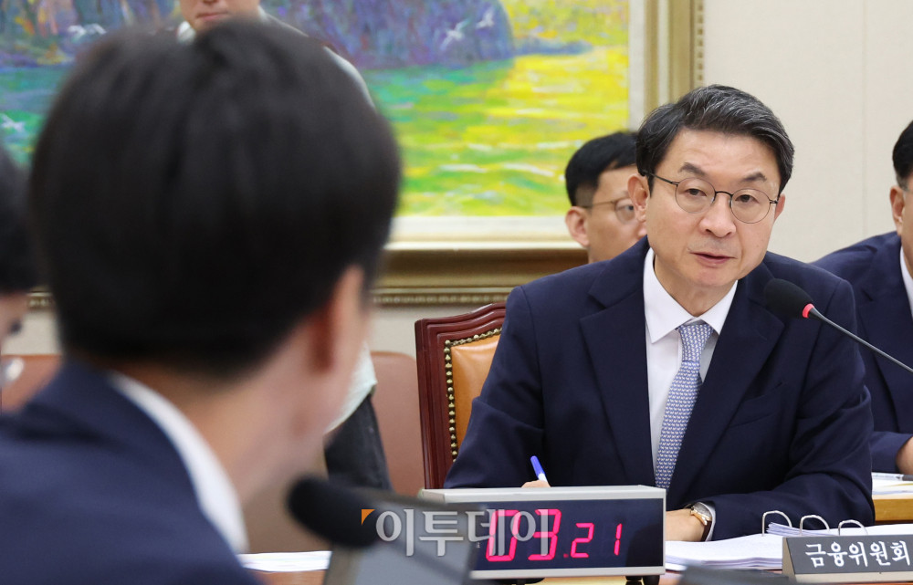 ▲이억원 금융위원장 후보자가 2일 서울 여의도 국회 정무위원회 전체회의에서 열린 인사청문회에서 의원 질의에 답하고 있다. 고이란 기자 photoeran@