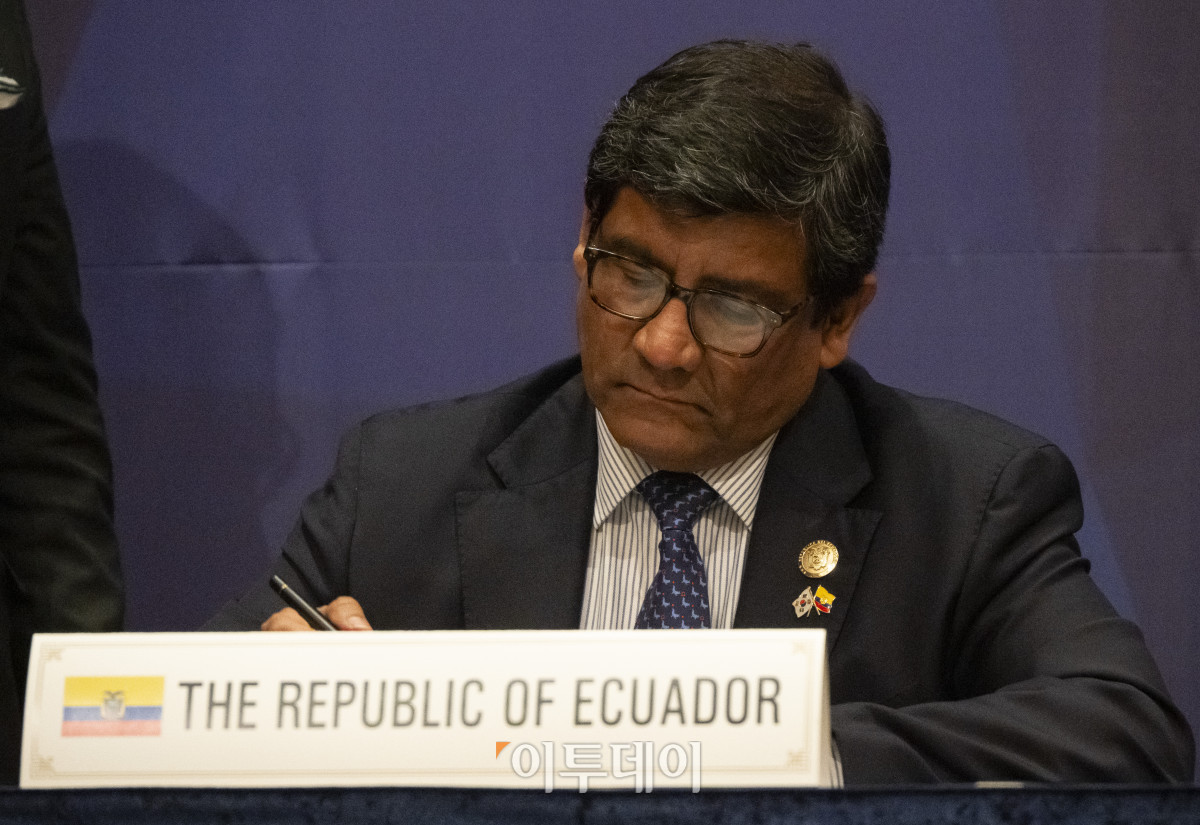 ▲루이스 알베르토 하라미요 에콰도르 생산통상투자수산부 장관이 2일 서울 중구 롯데호텔에서 열린 한-에콰도르 전략적경제협력협정(SECA) 정식 서명식에서 협정문에 서명을 하고 있다. 조현호 기자 hyunho@