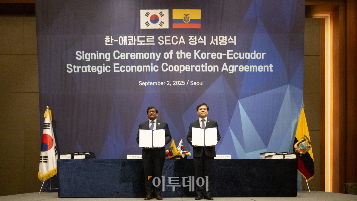 ▲여한구(오른쪽) 산업통상자원부 통상교섭본부장과 루이스 알베르토 하라미요 에콰도르 생산통상투자수산부 장관이 2일 서울 중구 롯데호텔에서 열린 한-에콰도르 전략적경제협력협정(SECA) 정식 서명식에서 협정문에 서명을 마친 후 기념촬영을 하고 있다. 조현호 기자 hyunho@