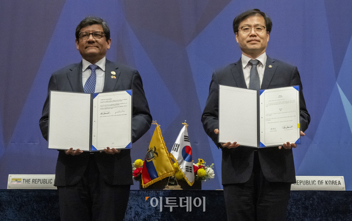 ▲여한구(오른쪽) 산업통상자원부 통상교섭본부장과 루이스 알베르토 하라미요 에콰도르 생산통상투자수산부 장관이 2일 서울 중구 롯데호텔에서 열린 한-에콰도르 전략적경제협력협정(SECA) 정식 서명식에서 협정문에 서명을 마친 후 기념촬영을 하고 있다. 조현호 기자 hyunho@