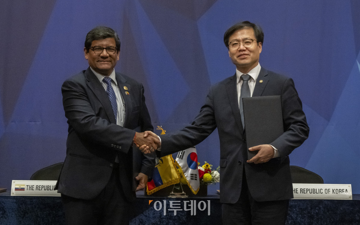 ▲여한구(오른쪽) 산업통상자원부 통상교섭본부장과 루이스 알베르토 하라미요 에콰도르 생산통상투자수산부 장관이 2일 서울 중구 롯데호텔에서 열린 한-에콰도르 전략적경제협력협정(SECA) 정식 서명식에서 협정문에 서명을 마친 후 악수를 하고 있다. 조현호 기자 hyunho@