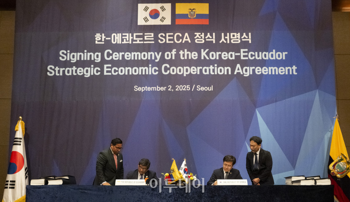 ▲여한구 산업통상자원부 통상교섭본부장과 루이스 알베르토 하라미요 에콰도르 생산통상투자수산부 장관이 2일 서울 중구 롯데호텔에서 열린 한-에콰도르 전략적경제협력협정(SECA) 정식 서명식에서 협정문에 서명을 하고 있다. 조현호 기자 hyunho@