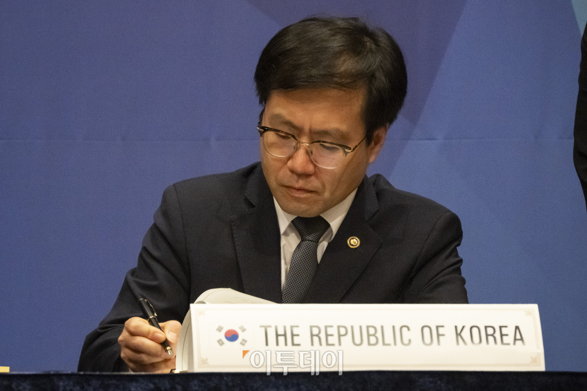 ▲여한구 산업통상자원부 통상교섭본부장이 2일 서울 중구 롯데호텔에서 열린 한-에콰도르 전략적경제협력협정(SECA) 정식 서명식에서 협정문에 서명을 하고 있다. 조현호 기자 hyunho@