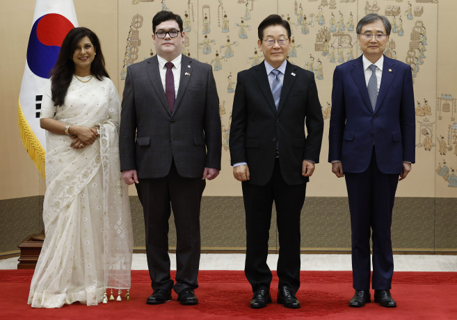 ▲이재명 대통령이 2일 서울 용산 대통령실 청사에서 열린 주한대사 신임장 제정식에서 토피크 이슬람 샤틸 주한 방글라데시 대사(왼쪽 두 번째)로부터 신임장을 전달받은 뒤 기념촬영하고 있다. (연합뉴스)