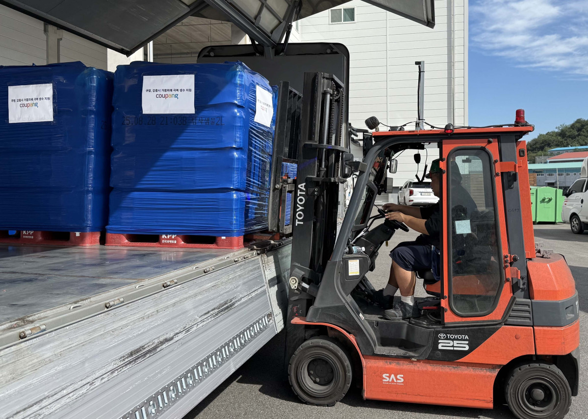 ▲쿠팡이 강릉 가뭄 피해 돕기 위해 생수 2리터 20만 병을 지원했다고 2일 밝혔다. (사진제공=쿠팡)