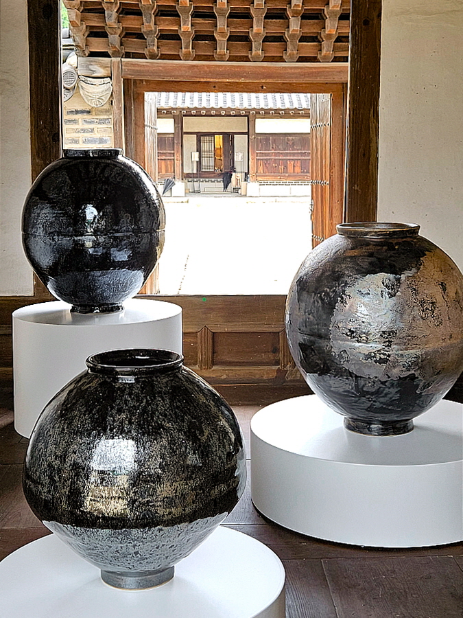 ▲‘K-헤리티지 아트전, 낙선재遊_이음의 합(合)’에 전시된 흑자 달항아리 (사진제공=빙그레)