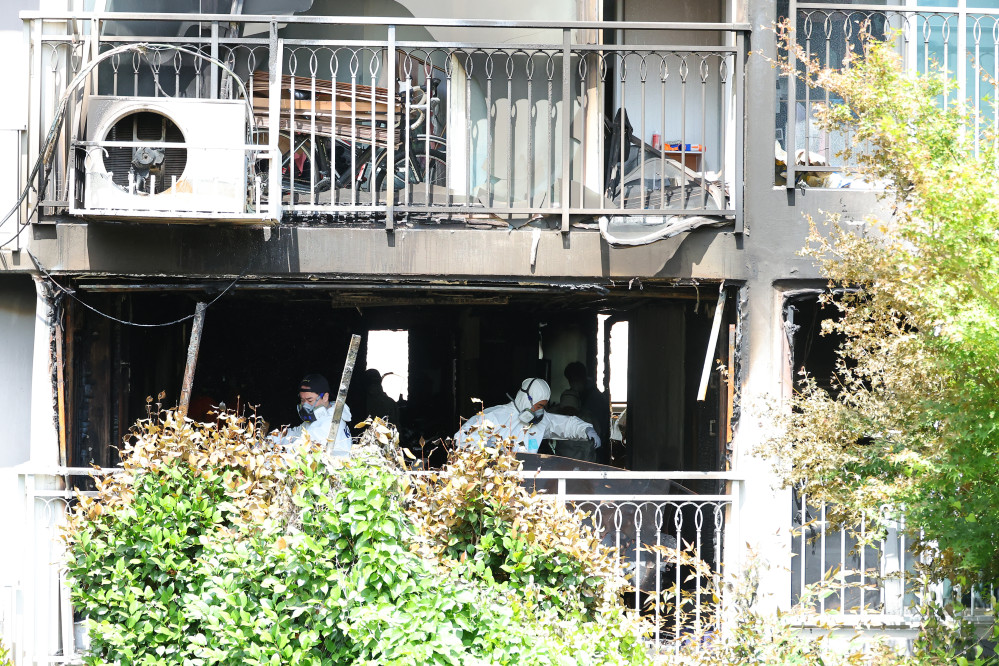 ▲7월 13일 화재가 발생해 80대 노모와 50대 아들이 숨진 부산 북구 만덕동의 한 아파트에서 경찰과 국과수 소방당국이 합동감식을 하고 있다. (연합뉴스)