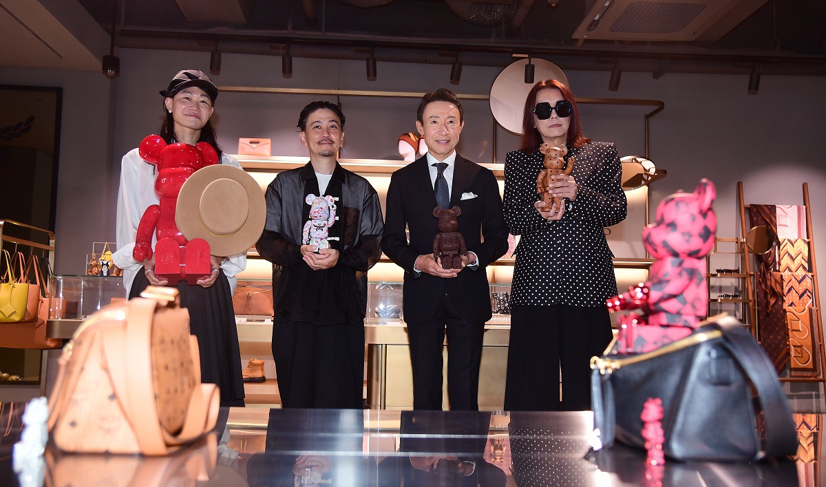 ▲ 2일 오전 청담동 MCM HAUS에서 MCM ‘BE@RBRICK in MCM Wonderland’ 전시에 참여한 아티스트들이 각자의 작품과 함께 포즈를 취하고 있다. (왼쪽부터) 노부키 히즈메 작가, 켄 야시키 작가, 이사오 우에하라 인덴야 대표, 타츠히코 아카시 메디콤토이 CEO (사진제공=MCM)