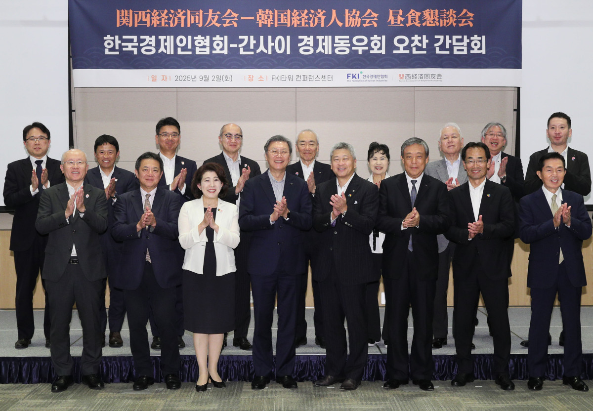 ▲김창범 한경협 부회장이 2일 여의도 한국경제인협회를 방문한 스기노 토시유키 단장 및 간사이 동우회 사절단과 기념촬영을 하고 있다. 사진 앞줄 왼쪽 두번째부터 하토리 마코토 효성중공업 전무, 후지오카 유카 후지오카 킨조쿠 사장(부단장), 김창범 한경협 부회장, 스기노 토시유키 단장, 손신명 풍산 부사장, 나가이 세이지 오바야시구미 부사장. (한경협)