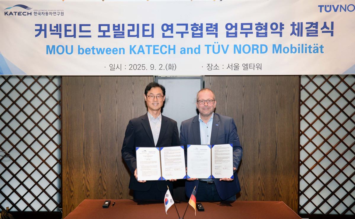 ▲2일 서울 서초구 양재 엘타워에서(좌측부터 차례대로) 진종욱 한국자동차연구원 원장, 레이프-에릭 슐테 TUV NORD Mobility 부사장이 업무협약(MOU) 체결 기념사진을 촬영하고 있다. (사진=한국자동차연구원)