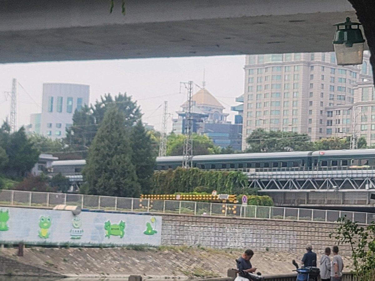 ▲2일 오후 김정은 국무위원장이 탑승한 것으로 보이는 전용 열차가 베이징역에 들어서고 있다. (뉴시스)