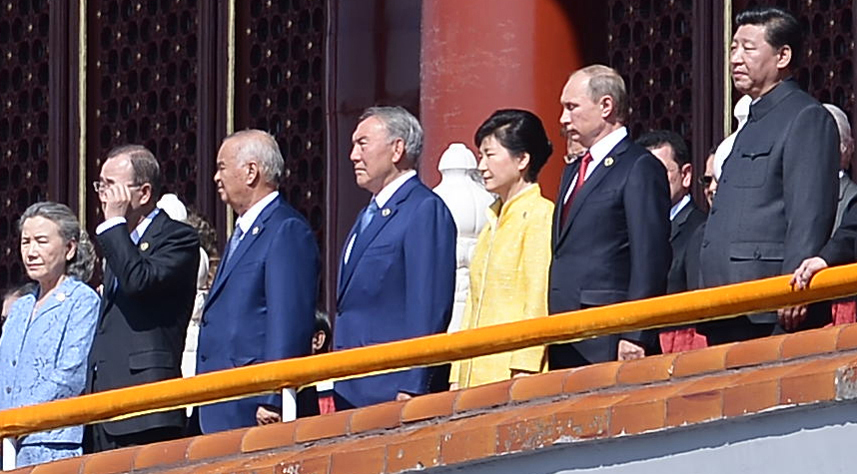 ▲2015년 9월 3일 오전(현지시각) 박근혜(왼쪽 다섯번째) 대통령이 중국 베이징 천안문에서 열린 '항일 전쟁 및 세계 반 파시스트 전쟁 승전 70주년(전승절)' 기념행사에 참석해 반기문(왼쪽 두번째) UN사무총장, 시진핑(오른쪽) 중국 국가주석, 블라디미르 푸틴(오른쪽 두번째) 러시아 대통령 등 각국 정상들과 함께 자금성 망루에 올라 행사를 지켜보고 있다. (뉴시스)