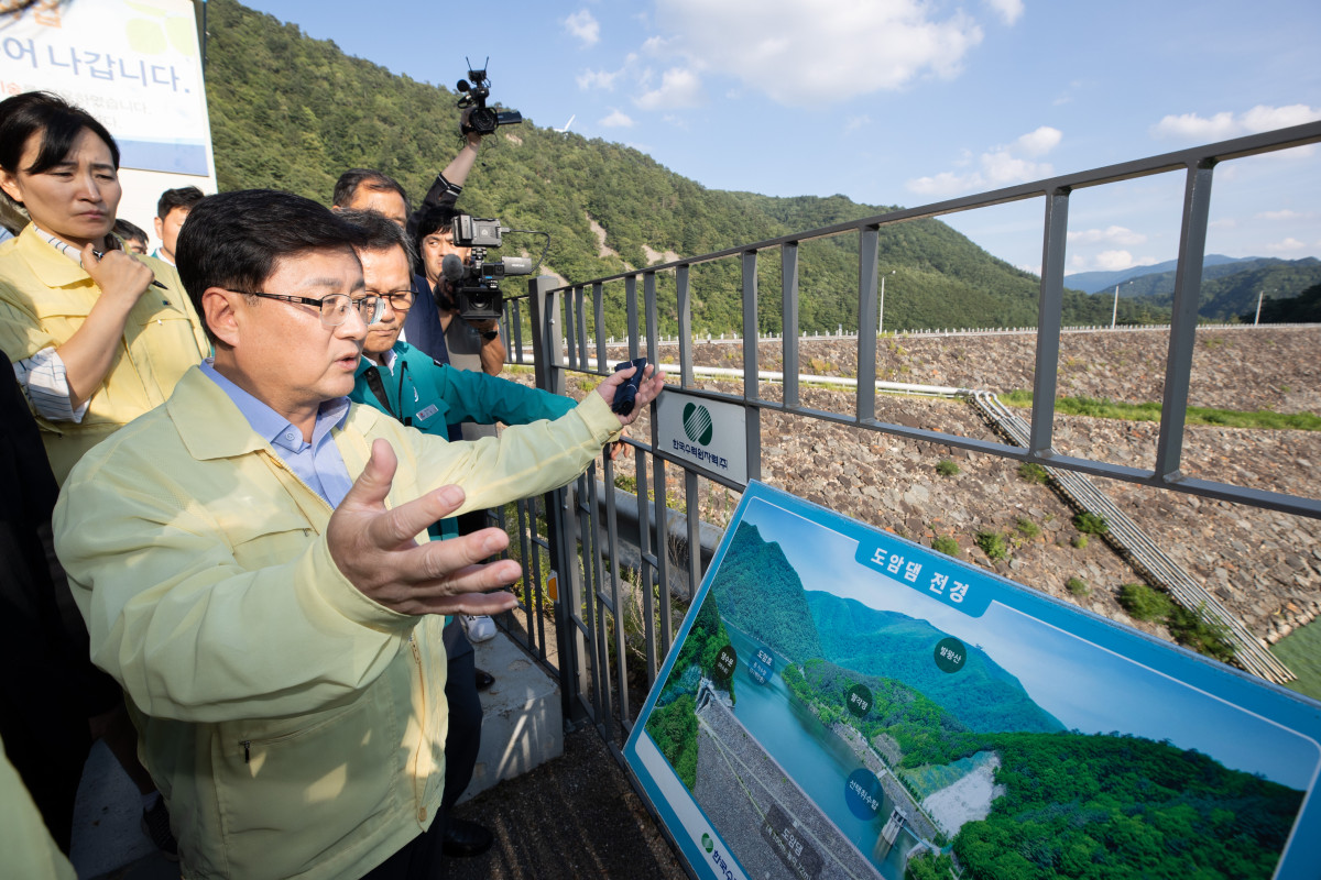 ▲김성환 환경부 장관이 22일 강원 평창군 도암댐을 찾아 시설과 수질 현황을 살펴보고 있다. (연합뉴스)