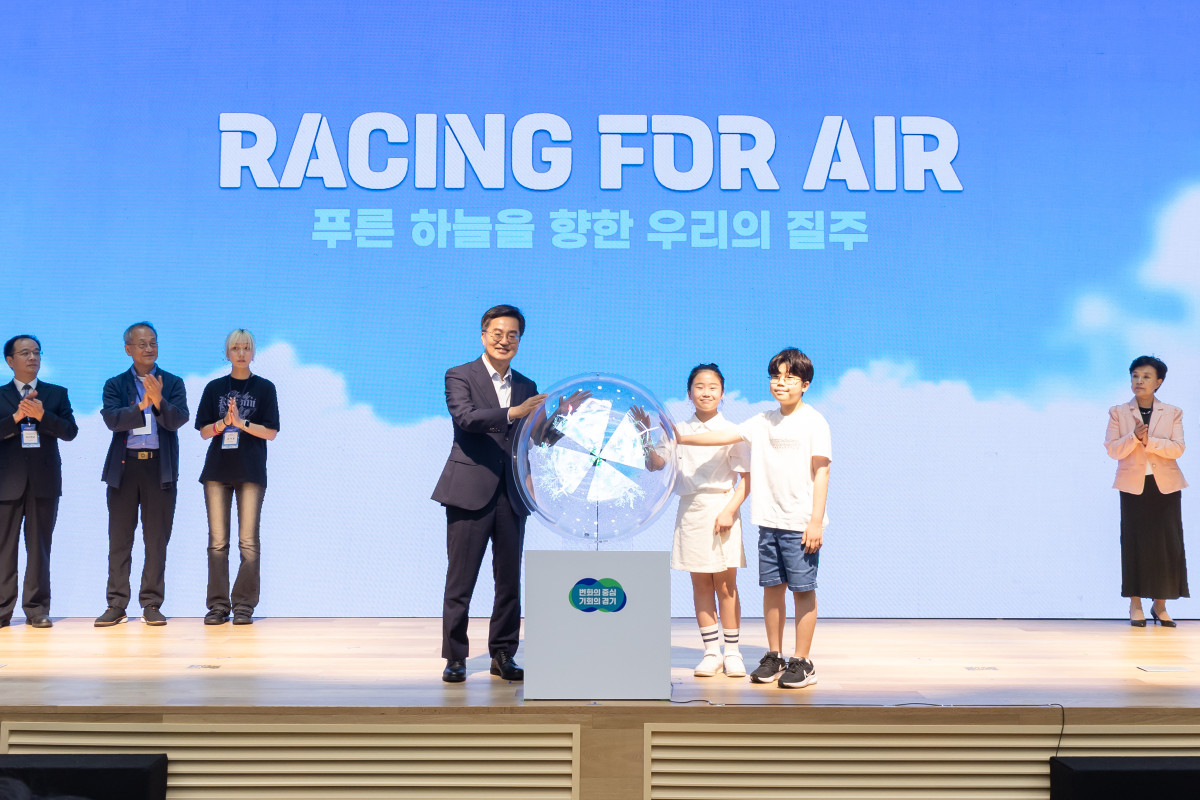 ▲김동연 경기도지사가 2일 'RACING FOR AIR'라는 슬로건 아래 두 명의 어린이와 함께 행사를 진행하고 있다. (경기도)